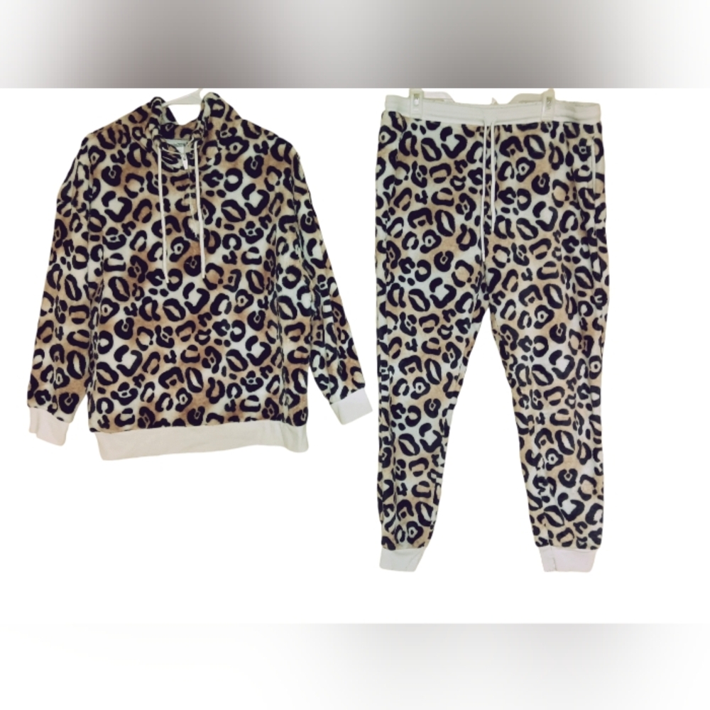 Secret Treasures xl leopard print lounge set